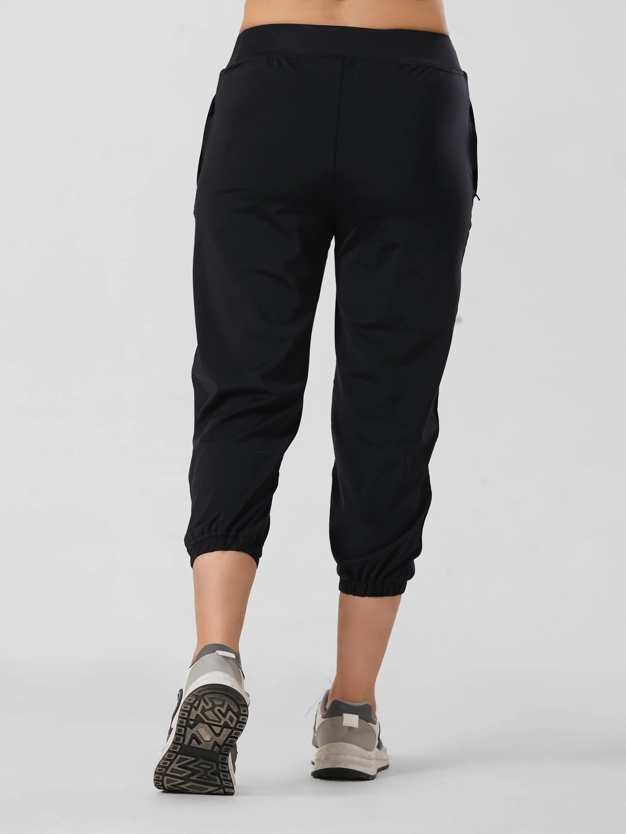 Adapted activewear in beige & black