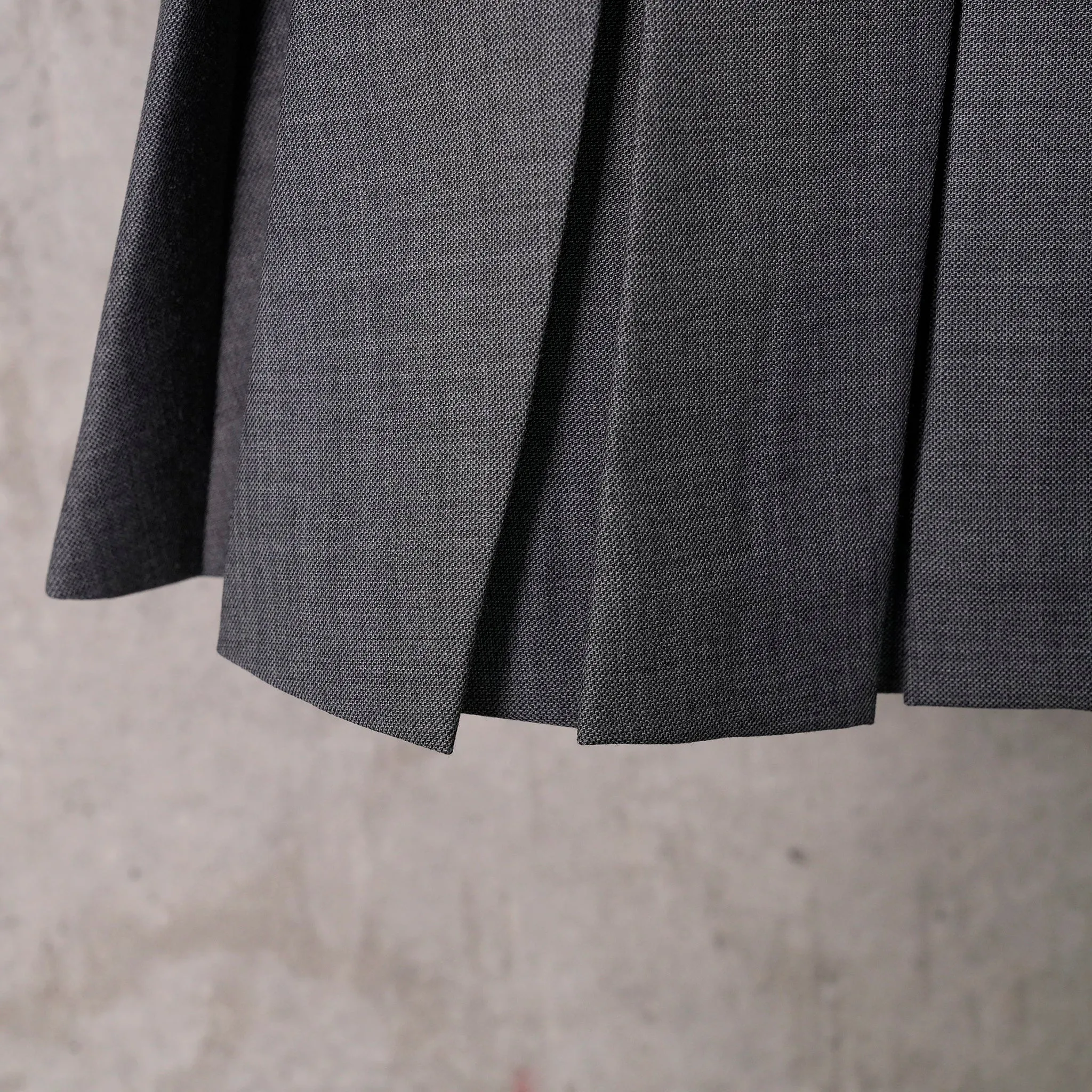BELT-EMBELLISHED PLEATED SKIRT / GREY