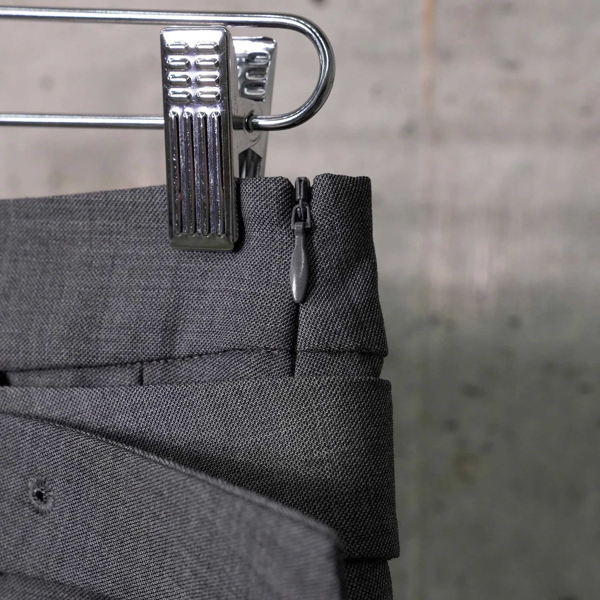 BELT-EMBELLISHED PLEATED SKIRT / GREY