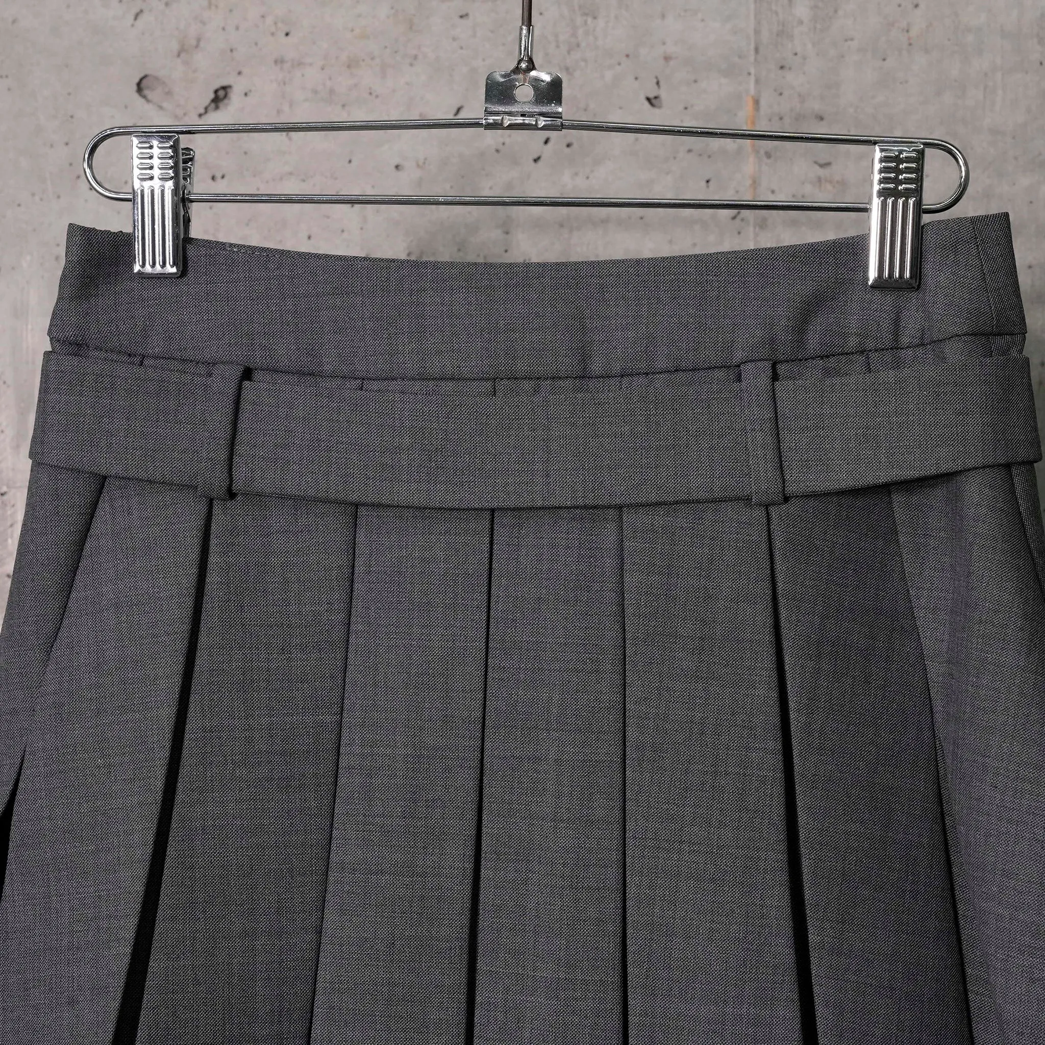 BELT-EMBELLISHED PLEATED SKIRT / GREY