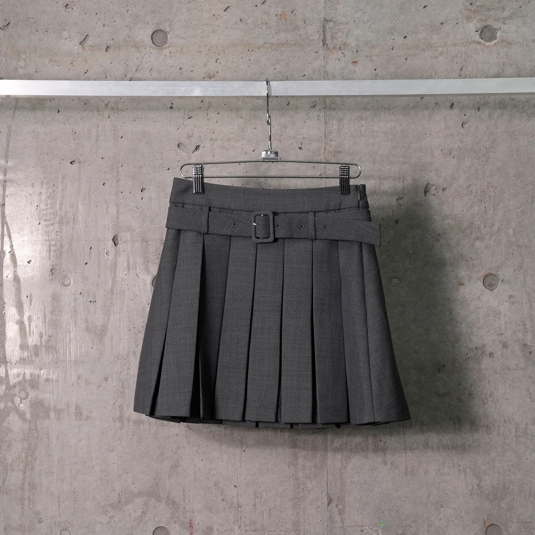 BELT-EMBELLISHED PLEATED SKIRT / GREY