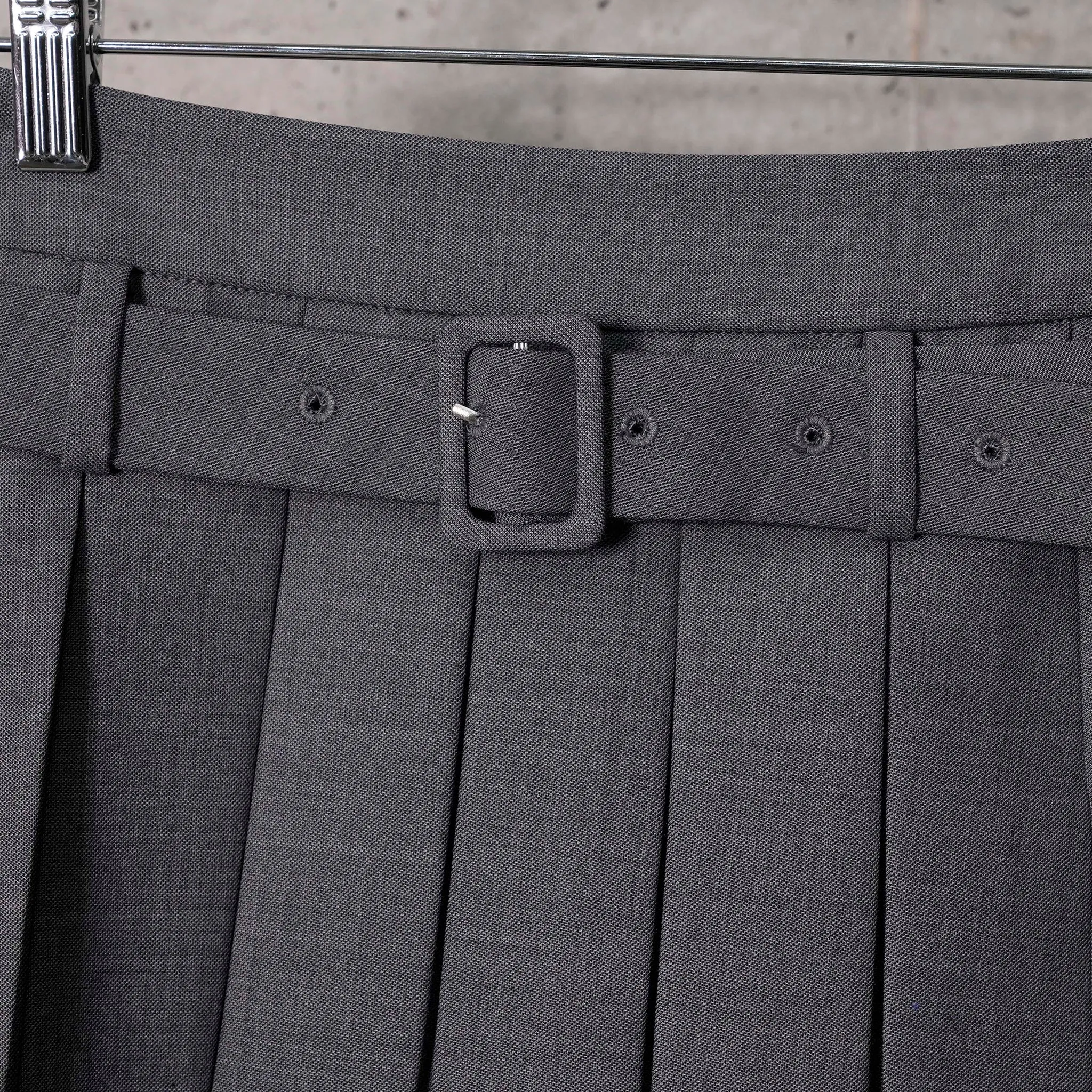 BELT-EMBELLISHED PLEATED SKIRT / GREY