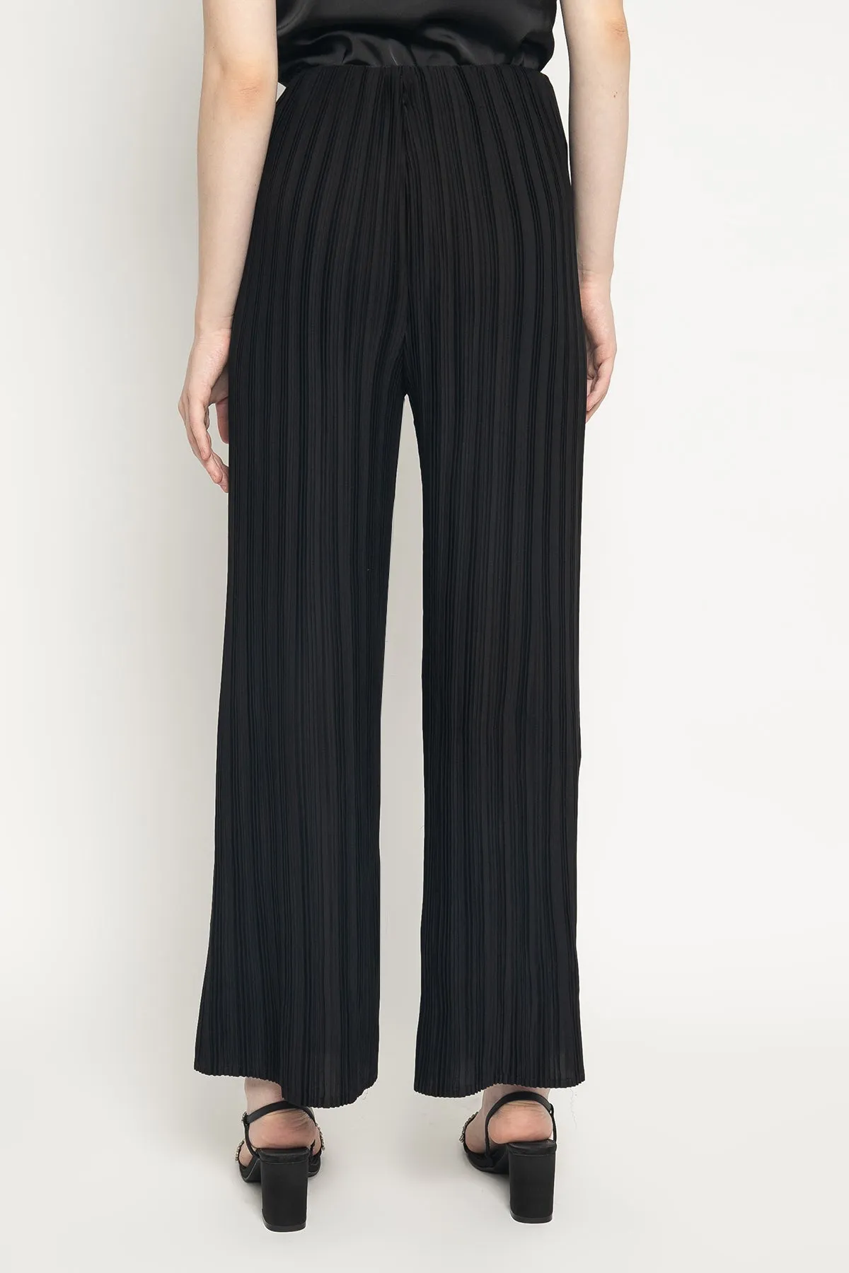 Pleated Pants in Black