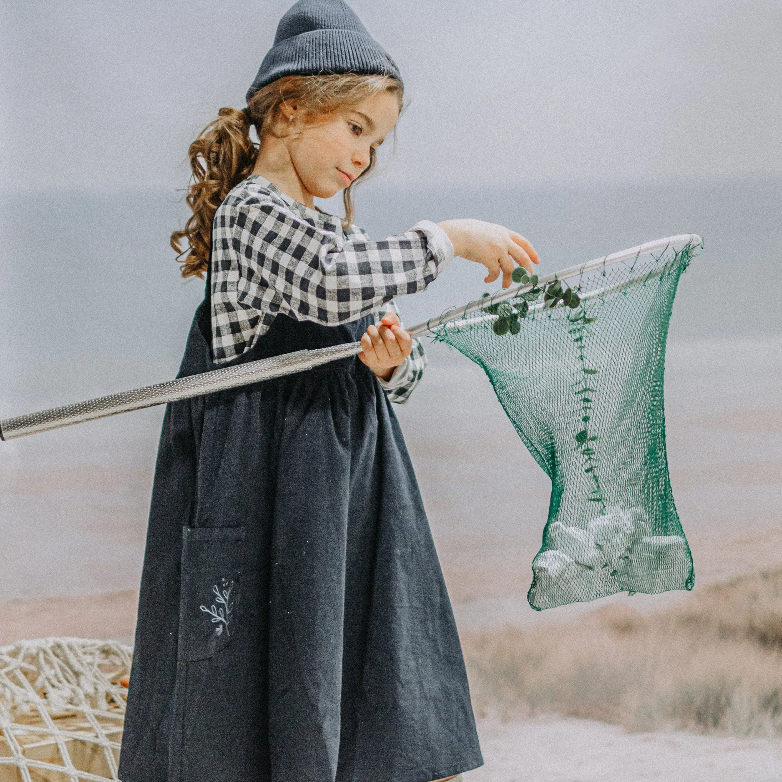 Robe longue marine uni à bretelles minces en velours côtelé, enfant || Plain navy long dress with thin straps in corduroy, child